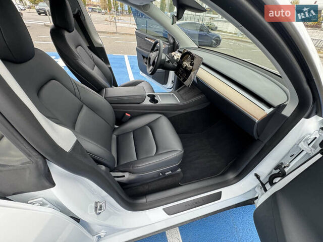 Белый Тесла Model Y, объемом двигателя 0 л и пробегом 68 тыс. км за 35000 $, фото 19 на Automoto.ua