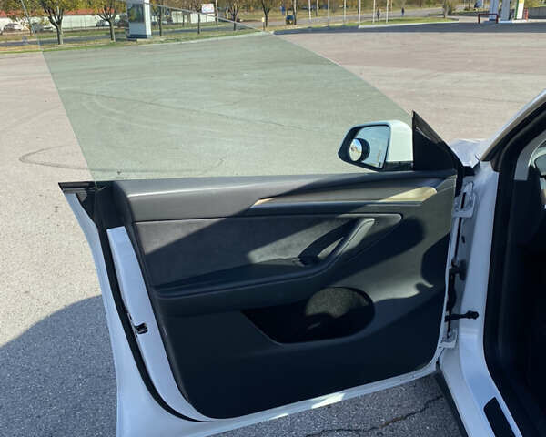 Белый Тесла Model Y, объемом двигателя 0 л и пробегом 2 тыс. км за 35000 $, фото 19 на Automoto.ua