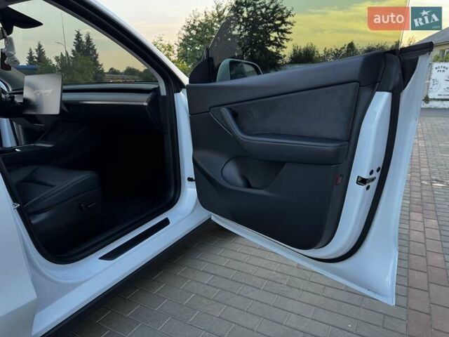 Белый Тесла Model Y, объемом двигателя 0 л и пробегом 59 тыс. км за 28800 $, фото 33 на Automoto.ua
