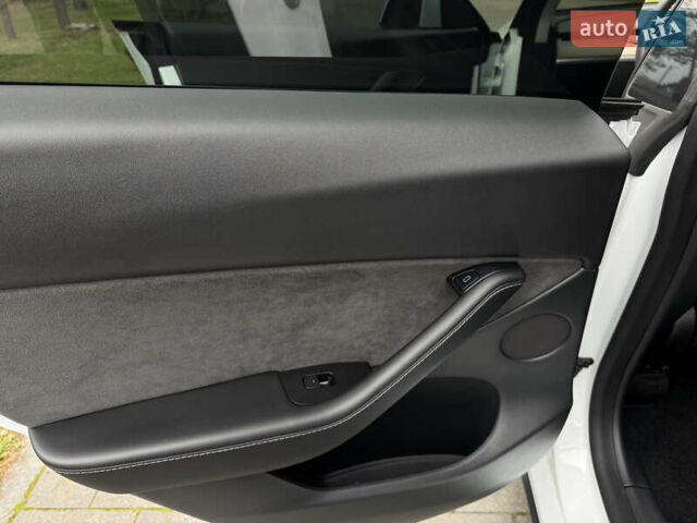 Белый Тесла Model Y, объемом двигателя 0 л и пробегом 74 тыс. км за 25700 $, фото 15 на Automoto.ua