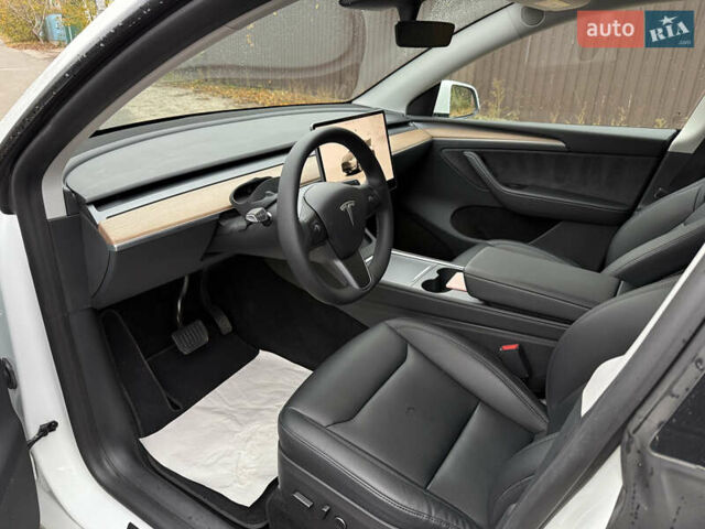 Белый Тесла Model Y, объемом двигателя 0 л и пробегом 53 тыс. км за 36700 $, фото 15 на Automoto.ua