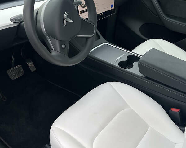 Білий Тесла Model Y, об'ємом двигуна 0 л та пробігом 15 тис. км за 27999 $, фото 15 на Automoto.ua
