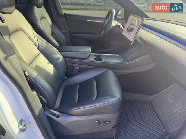 Білий Тесла Model Y, об'ємом двигуна 0 л та пробігом 53 тис. км за 28000 $, фото 19 на Automoto.ua