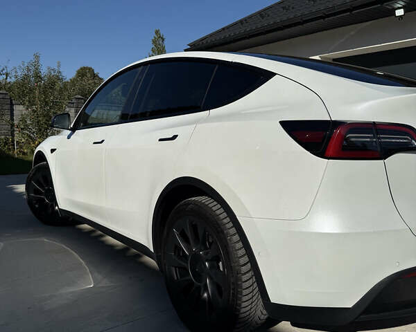 Тесла Model Y 2022 в Ровно на Automoto.ua Белый Тесла Model Y, объемом двигателя 0 л и пробегом 105 тыс. км за 27000 $, фото 4 на Automoto.ua