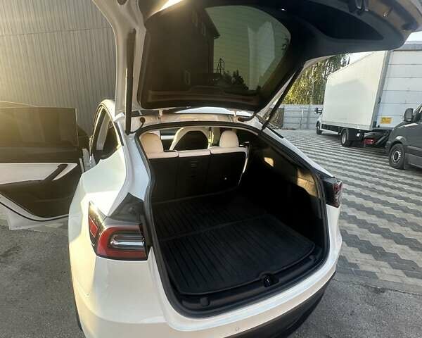 Тесла Model Y 2022 у Києві на Automoto.ua Білий Тесла Model Y, об'ємом двигуна 0 л та пробігом 25 тис. км за 35500 $, фото 14 на Automoto.ua