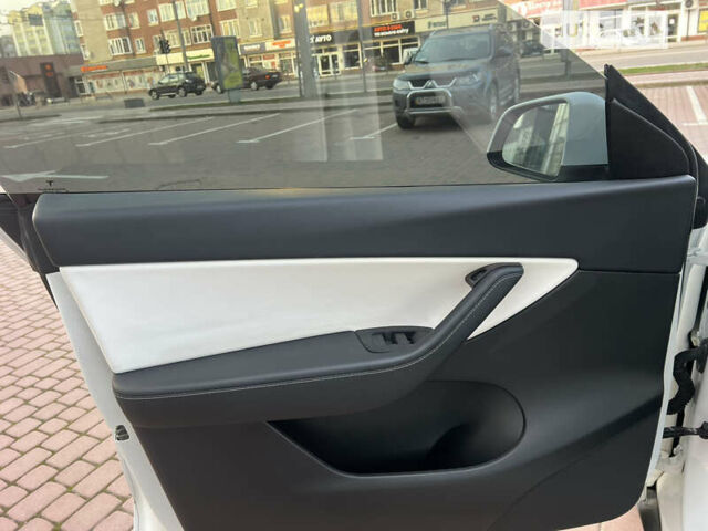 Белый Тесла Model Y, объемом двигателя 0 л и пробегом 21 тыс. км за 34999 $, фото 30 на Automoto.ua