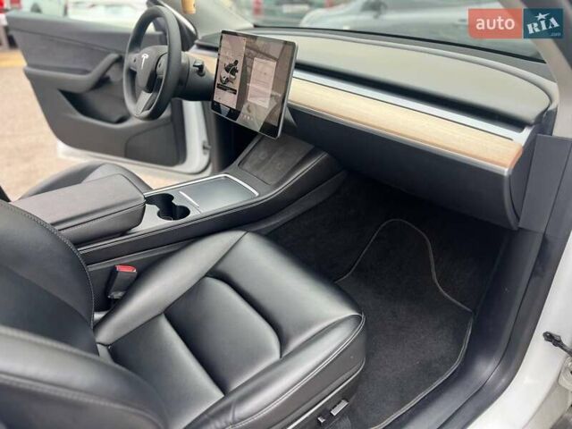 Белый Тесла Model Y, объемом двигателя 0 л и пробегом 31 тыс. км за 24999 $, фото 5 на Automoto.ua