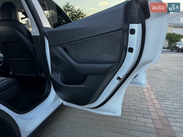 Белый Тесла Model Y, объемом двигателя 0 л и пробегом 59 тыс. км за 28800 $, фото 69 на Automoto.ua