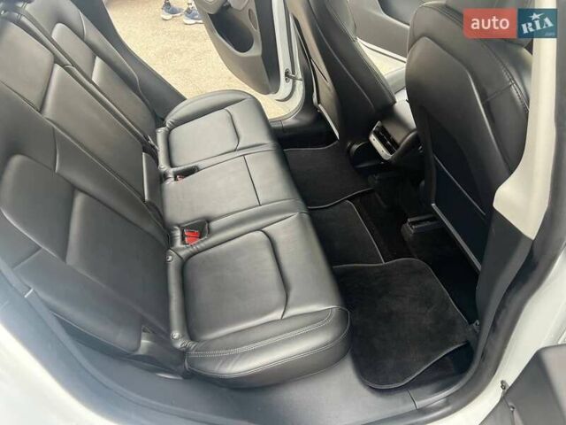 Белый Тесла Model Y, объемом двигателя 0 л и пробегом 31 тыс. км за 24999 $, фото 4 на Automoto.ua