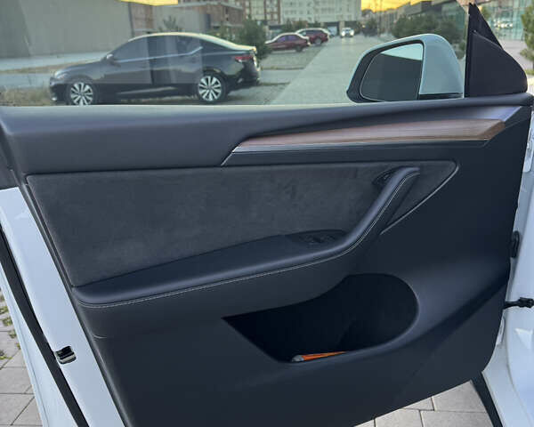 Белый Тесла Model Y, объемом двигателя 0 л и пробегом 53 тыс. км за 29500 $, фото 12 на Automoto.ua