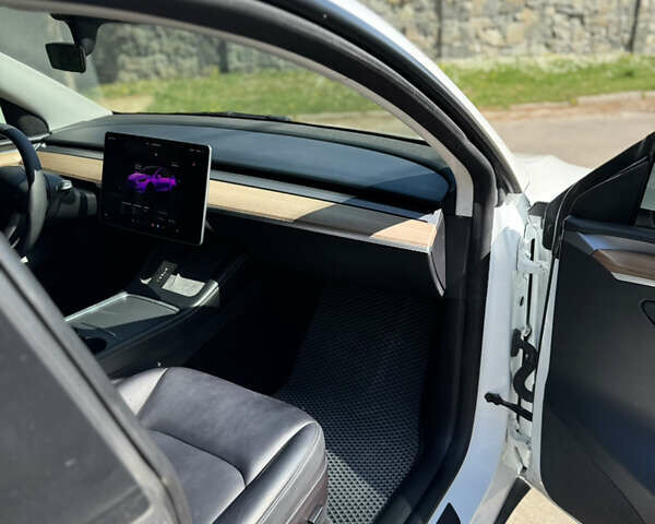 Белый Тесла Model Y, объемом двигателя 0 л и пробегом 67 тыс. км за 23999 $, фото 28 на Automoto.ua