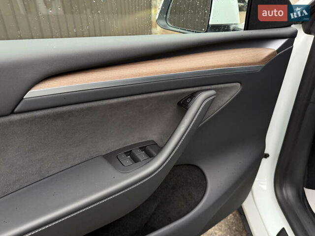 Белый Тесла Model Y, объемом двигателя 0 л и пробегом 53 тыс. км за 36700 $, фото 13 на Automoto.ua