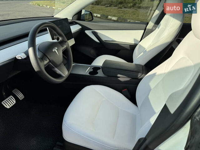 Белый Тесла Model Y, объемом двигателя 0 л и пробегом 51 тыс. км за 31000 $, фото 42 на Automoto.ua