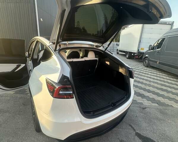 Тесла Model Y 2022 у Києві на Automoto.ua Білий Тесла Model Y, об'ємом двигуна 0 л та пробігом 25 тис. км за 35500 $, фото 13 на Automoto.ua