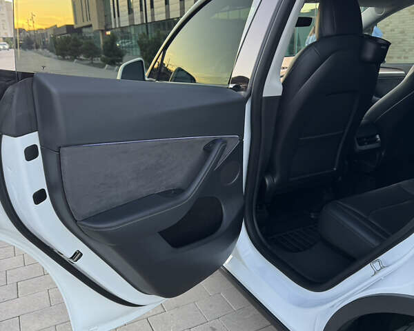 Белый Тесла Model Y, объемом двигателя 0 л и пробегом 53 тыс. км за 29500 $, фото 13 на Automoto.ua