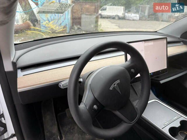 Белый Тесла Model Y, объемом двигателя 0 л и пробегом 36 тыс. км за 15500 $, фото 38 на Automoto.ua