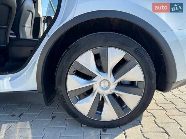 Белый Тесла Model Y, объемом двигателя 0 л и пробегом 12 тыс. км за 30500 $, фото 49 на Automoto.ua