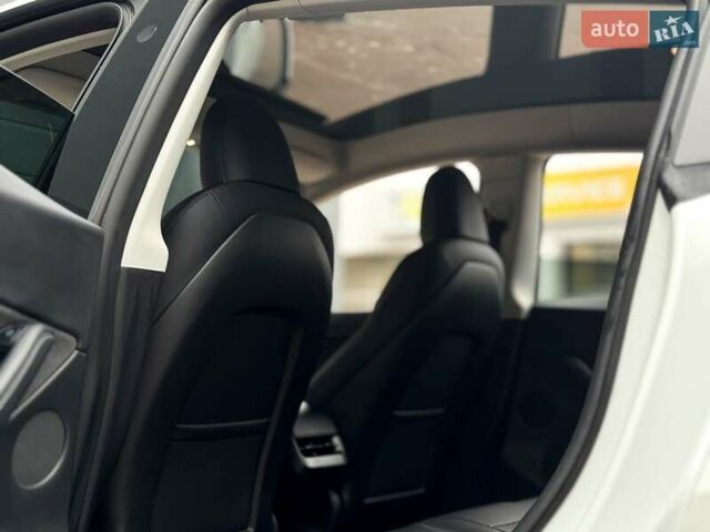 Білий Тесла Model Y, об'ємом двигуна 0 л та пробігом 60 тис. км за 28500 $, фото 15 на Automoto.ua