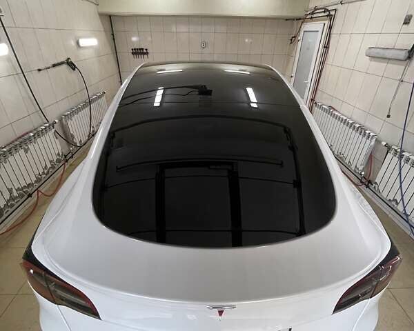 Білий Тесла Model Y, об'ємом двигуна 0 л та пробігом 10 тис. км за 45500 $, фото 25 на Automoto.ua