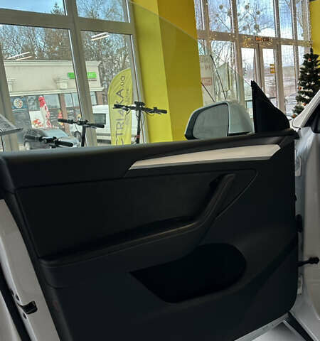 Белый Тесла Model Y, объемом двигателя 0 л и пробегом 32 тыс. км за 34990 $, фото 6 на Automoto.ua