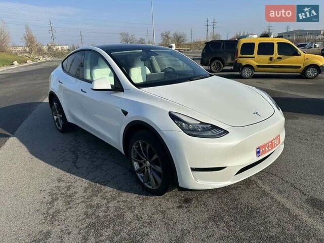 Білий Тесла Model Y, об'ємом двигуна 0 л та пробігом 61 тис. км за 22300 $, фото 1 на Automoto.ua