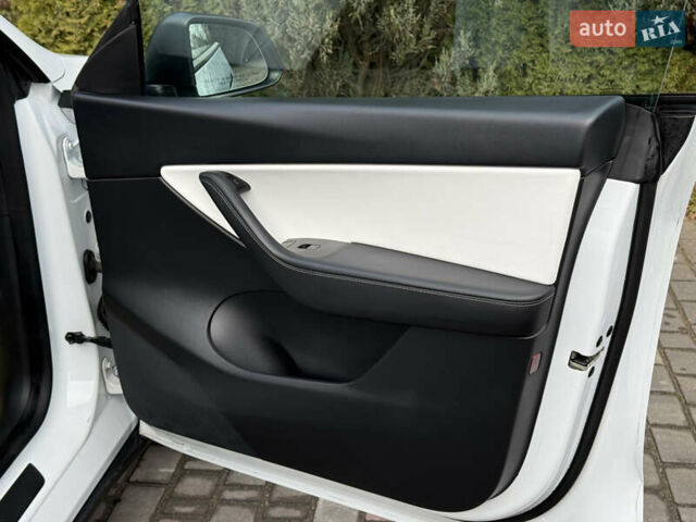 Белый Тесла Model Y, объемом двигателя 0 л и пробегом 129 тыс. км за 27400 $, фото 18 на Automoto.ua