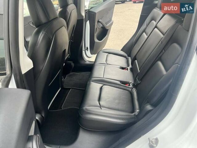Белый Тесла Model Y, объемом двигателя 0 л и пробегом 31 тыс. км за 24999 $, фото 1 на Automoto.ua