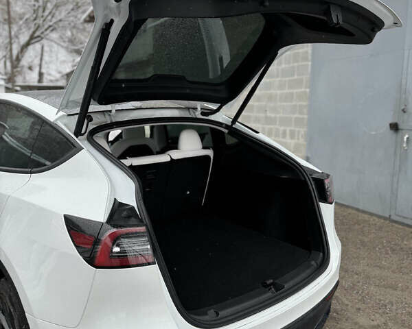 Белый Тесла Model Y, объемом двигателя 0 л и пробегом 4 тыс. км за 33000 $, фото 2 на Automoto.ua