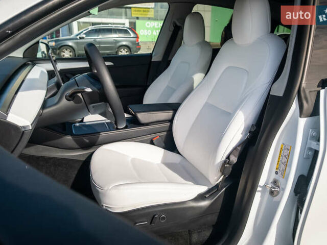 Белый Тесла Model Y, объемом двигателя 0 л и пробегом 50 тыс. км за 30000 $, фото 10 на Automoto.ua