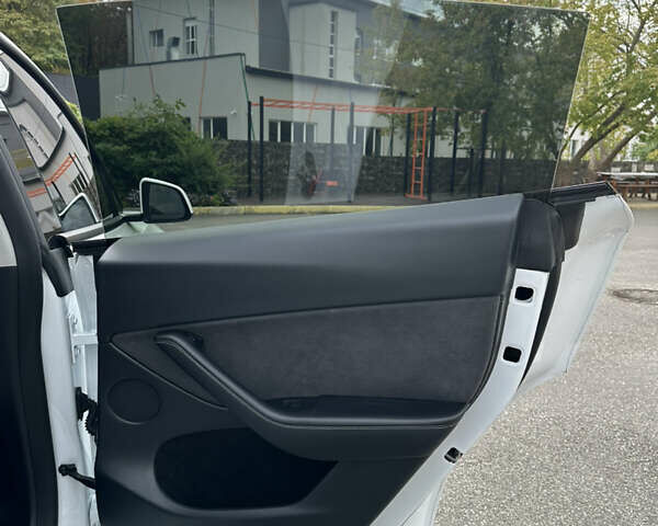 Белый Тесла Model Y, объемом двигателя 0 л и пробегом 31 тыс. км за 36500 $, фото 15 на Automoto.ua