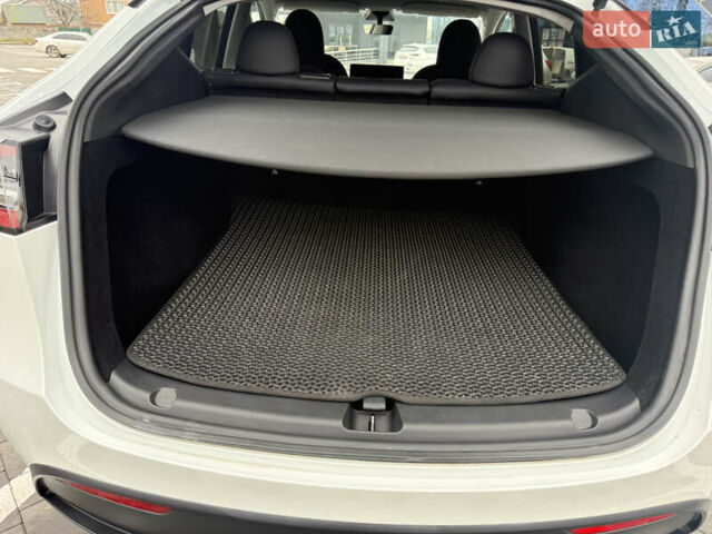 Белый Тесла Model Y, объемом двигателя 0 л и пробегом 53 тыс. км за 28800 $, фото 18 на Automoto.ua