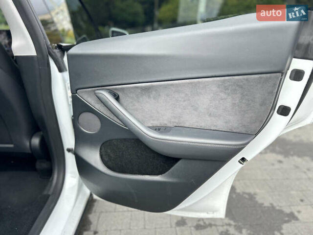 Белый Тесла Model Y, объемом двигателя 0 л и пробегом 18 тыс. км за 28950 $, фото 37 на Automoto.ua