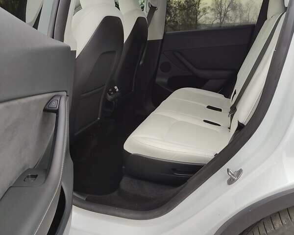 Белый Тесла Model Y, объемом двигателя 0 л и пробегом 24 тыс. км за 28999 $, фото 6 на Automoto.ua