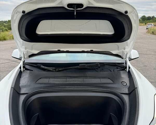 Білий Тесла Model Y, об'ємом двигуна 0 л та пробігом 20 тис. км за 26700 $, фото 42 на Automoto.ua