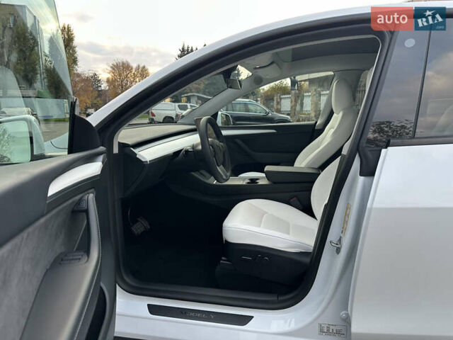 Белый Тесла Model Y, объемом двигателя 0 л и пробегом 35 тыс. км за 29500 $, фото 13 на Automoto.ua