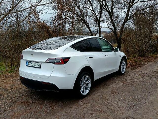 Белый Тесла Model Y, объемом двигателя 0.33 л и пробегом 53 тыс. км за 29000 $, фото 1 на Automoto.ua