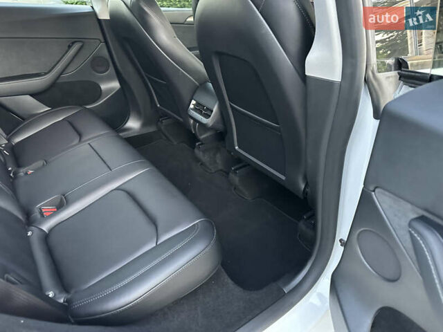 Білий Тесла Model Y, об'ємом двигуна 0 л та пробігом 45 тис. км за 27500 $, фото 55 на Automoto.ua