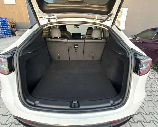 Белый Тесла Model Y, объемом двигателя 0 л и пробегом 45 тыс. км за 26999 $, фото 14 на Automoto.ua