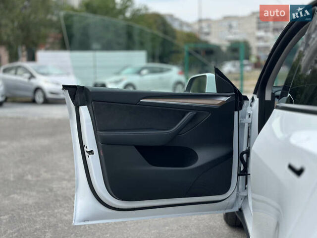 Білий Тесла Model Y, об'ємом двигуна 0 л та пробігом 47 тис. км за 26500 $, фото 27 на Automoto.ua