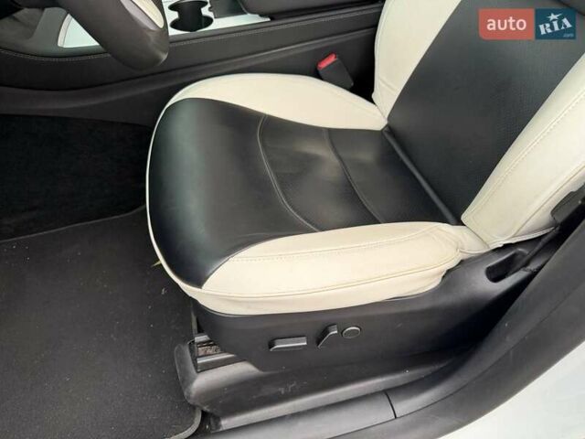 Белый Тесла Model Y, объемом двигателя 0 л и пробегом 53 тыс. км за 28800 $, фото 13 на Automoto.ua