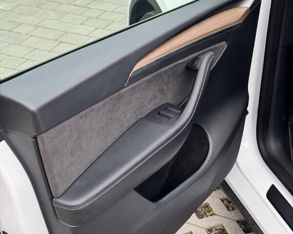 Белый Тесла Model Y, объемом двигателя 0 л и пробегом 45 тыс. км за 29900 $, фото 17 на Automoto.ua