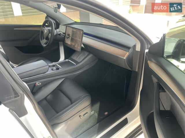 Белый Тесла Model Y, объемом двигателя 0 л и пробегом 13 тыс. км за 26500 $, фото 26 на Automoto.ua