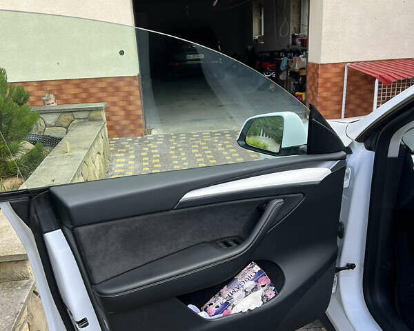 Белый Тесла Model Y, объемом двигателя 0 л и пробегом 43 тыс. км за 26000 $, фото 8 на Automoto.ua