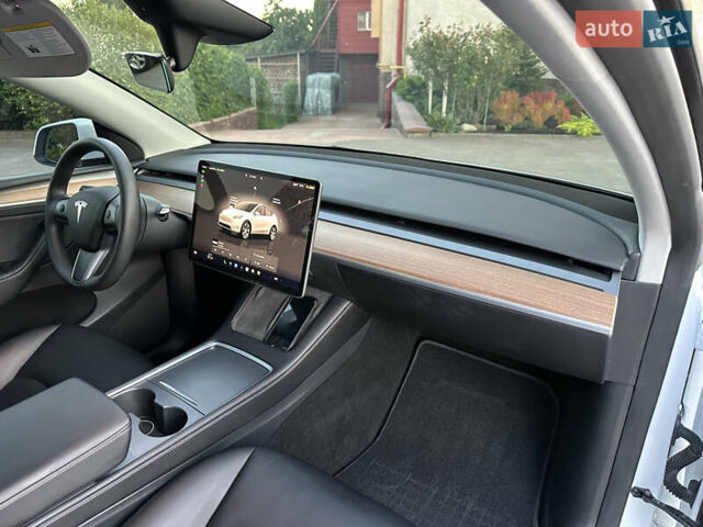 Білий Тесла Model Y, об'ємом двигуна 0 л та пробігом 45 тис. км за 27500 $, фото 45 на Automoto.ua