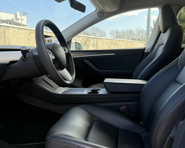 Белый Тесла Model Y, объемом двигателя 0 л и пробегом 32 тыс. км за 28200 $, фото 4 на Automoto.ua