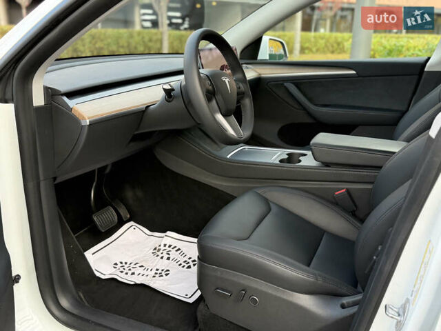 Белый Тесла Model Y, объемом двигателя 0 л и пробегом 25 тыс. км за 32500 $, фото 23 на Automoto.ua
