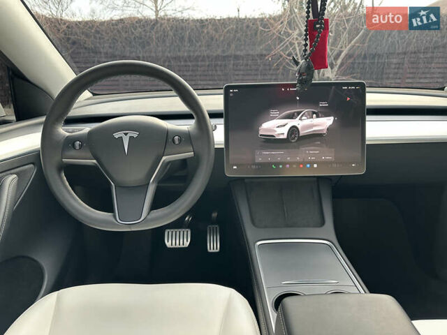 Белый Тесла Model Y, объемом двигателя 0 л и пробегом 12 тыс. км за 32000 $, фото 29 на Automoto.ua