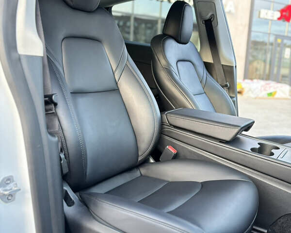 Белый Тесла Model Y, объемом двигателя 0 л и пробегом 40 тыс. км за 28000 $, фото 44 на Automoto.ua