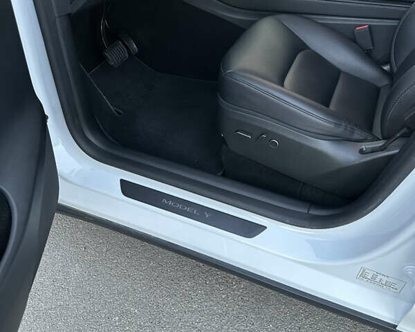 Білий Тесла Model Y, об'ємом двигуна 0 л та пробігом 45 тис. км за 27500 $, фото 36 на Automoto.ua
