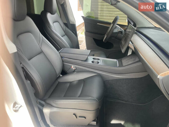 Белый Тесла Model Y, объемом двигателя 0 л и пробегом 13 тыс. км за 26500 $, фото 25 на Automoto.ua